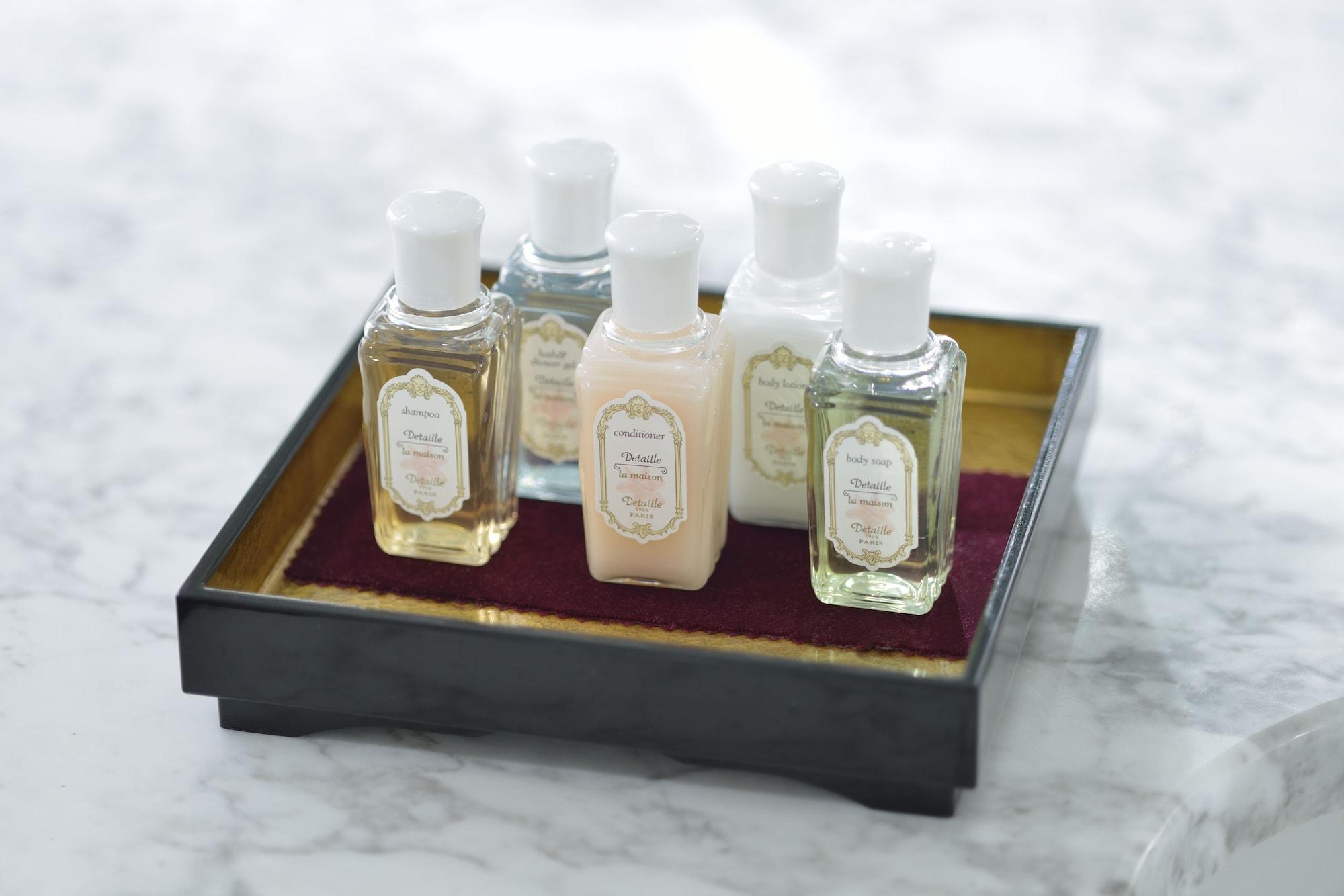 Hotel Granvia Kyoto Exteriör bild A selection of toiletries