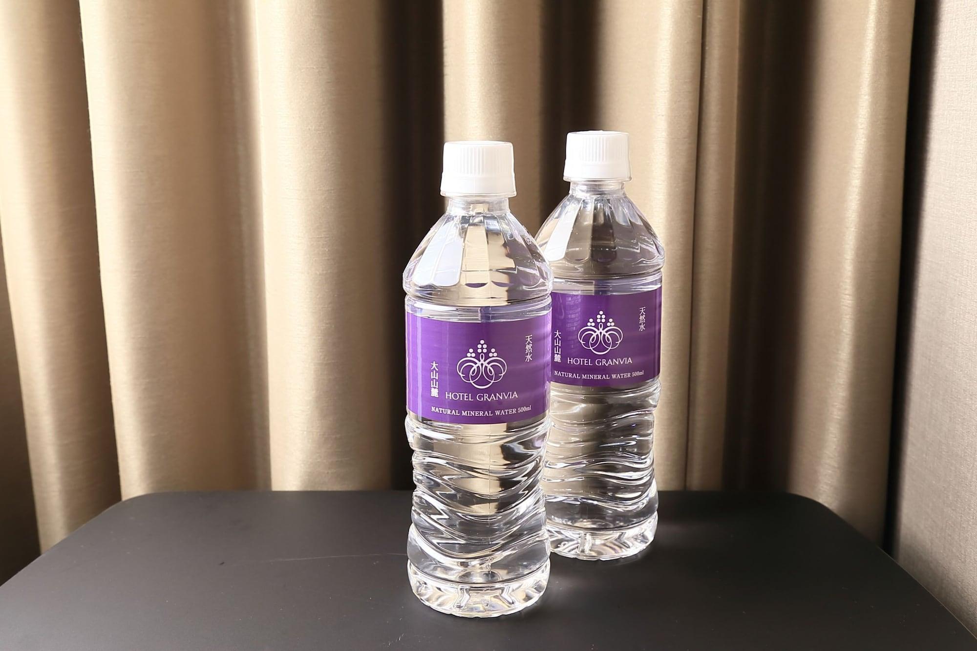 Hotel Granvia Kyoto Exteriör bild Bottled water