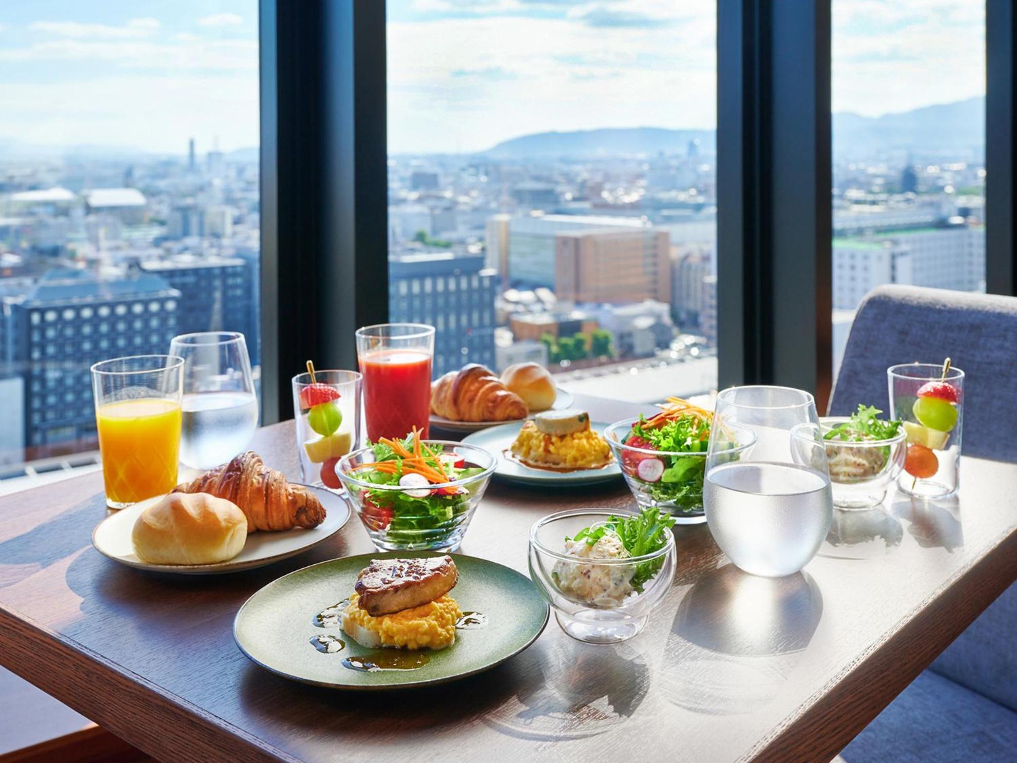 Hotel Granvia Kyoto Exteriör bild Breakfast at the hotel